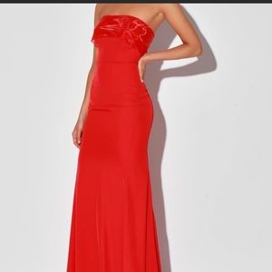 Lulu’s bold red strapless mermaid dress